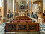 De Hofkirche in Innsbruck met grafmonument en zwarte beelden